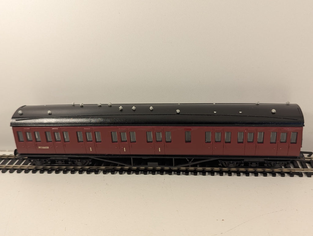 Dapol OO Gauge Stanier 57ft Brake Third M16658 BR Carmine – Lights