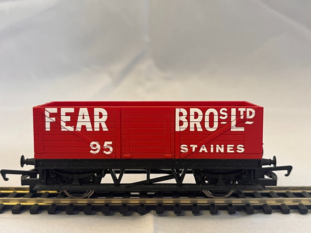 Hornby R1111 OO Gauge Fear Bros Staines LWB 7 Plank Wagon