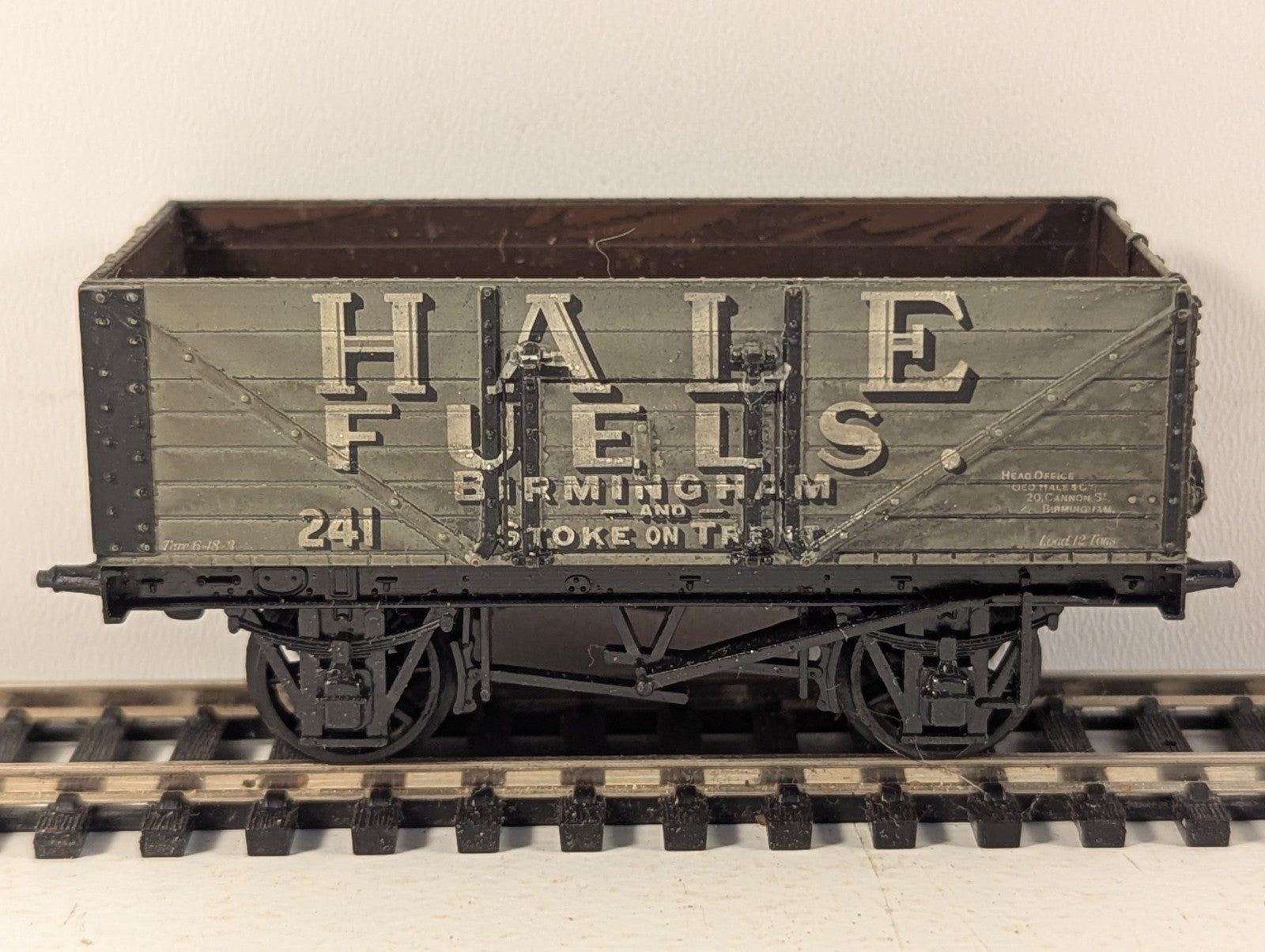 Airfix OO Gauge 7 Plank Open Wagon Goods Wagon 241 Hale Fuels grey