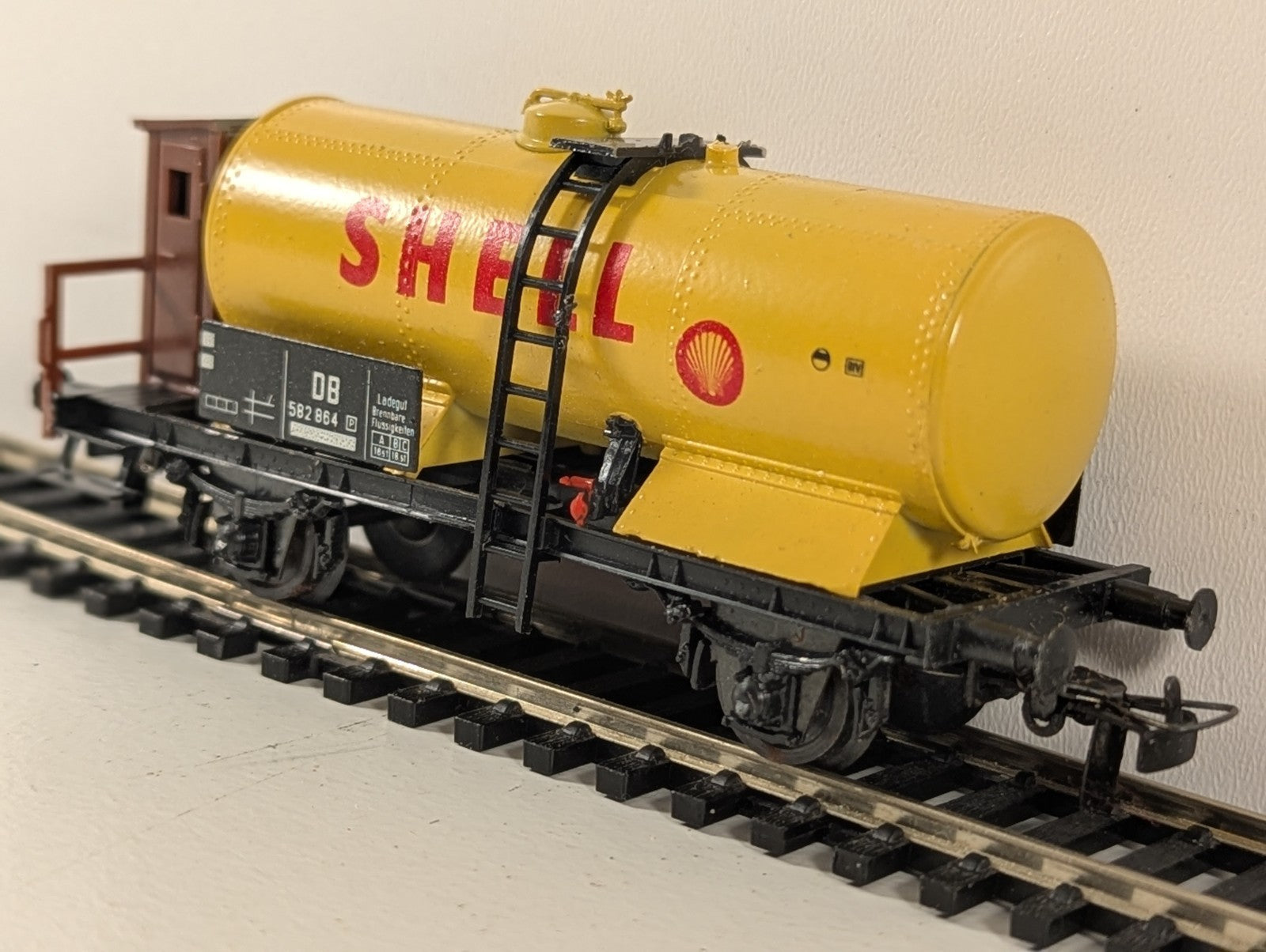 Schicht HO Gauge Shell Oil Tanker Wagon