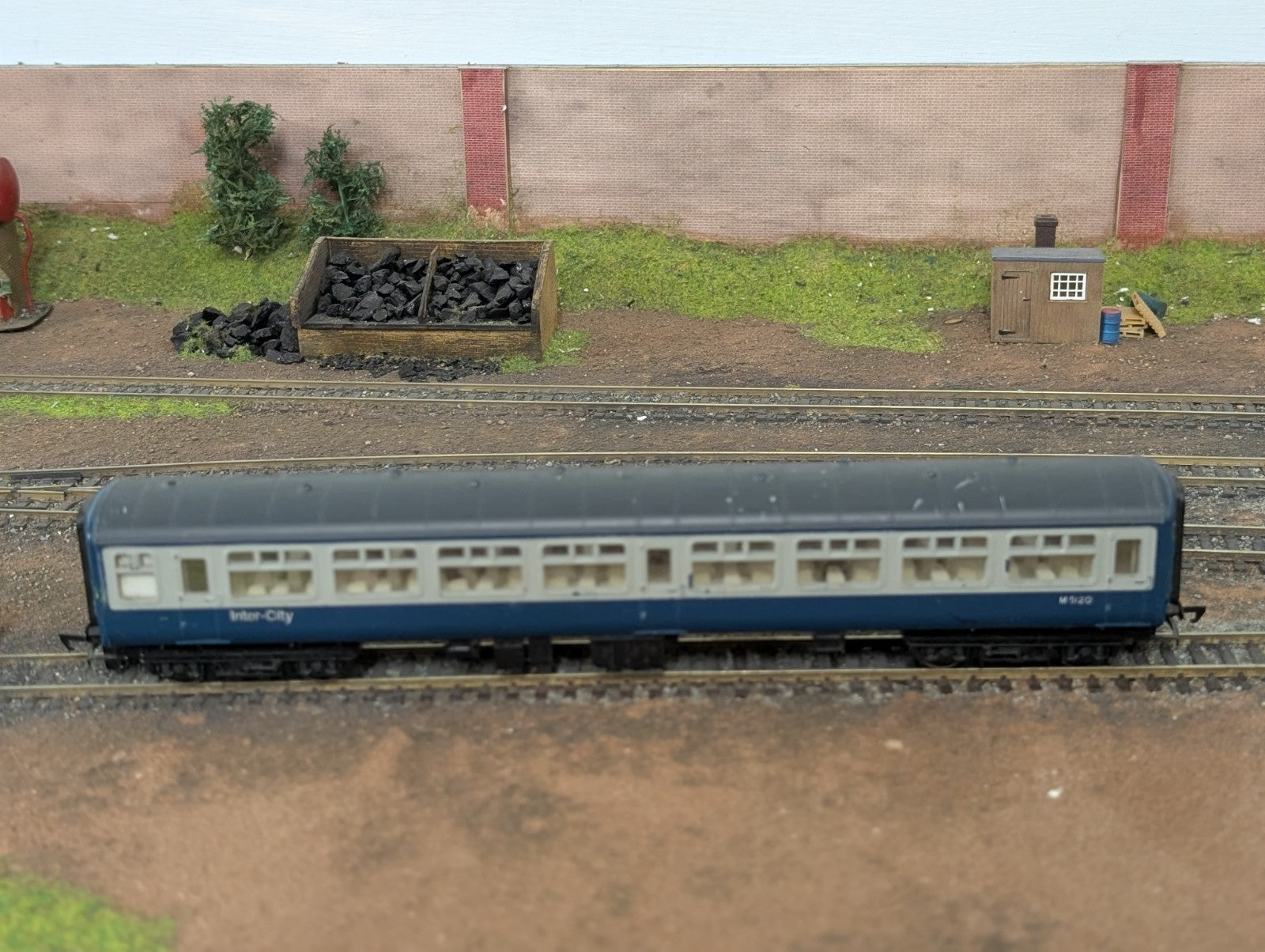 Hornby R724 OO Gauge BR Mk2 Standard Open Coach M5120 Blue & Grey