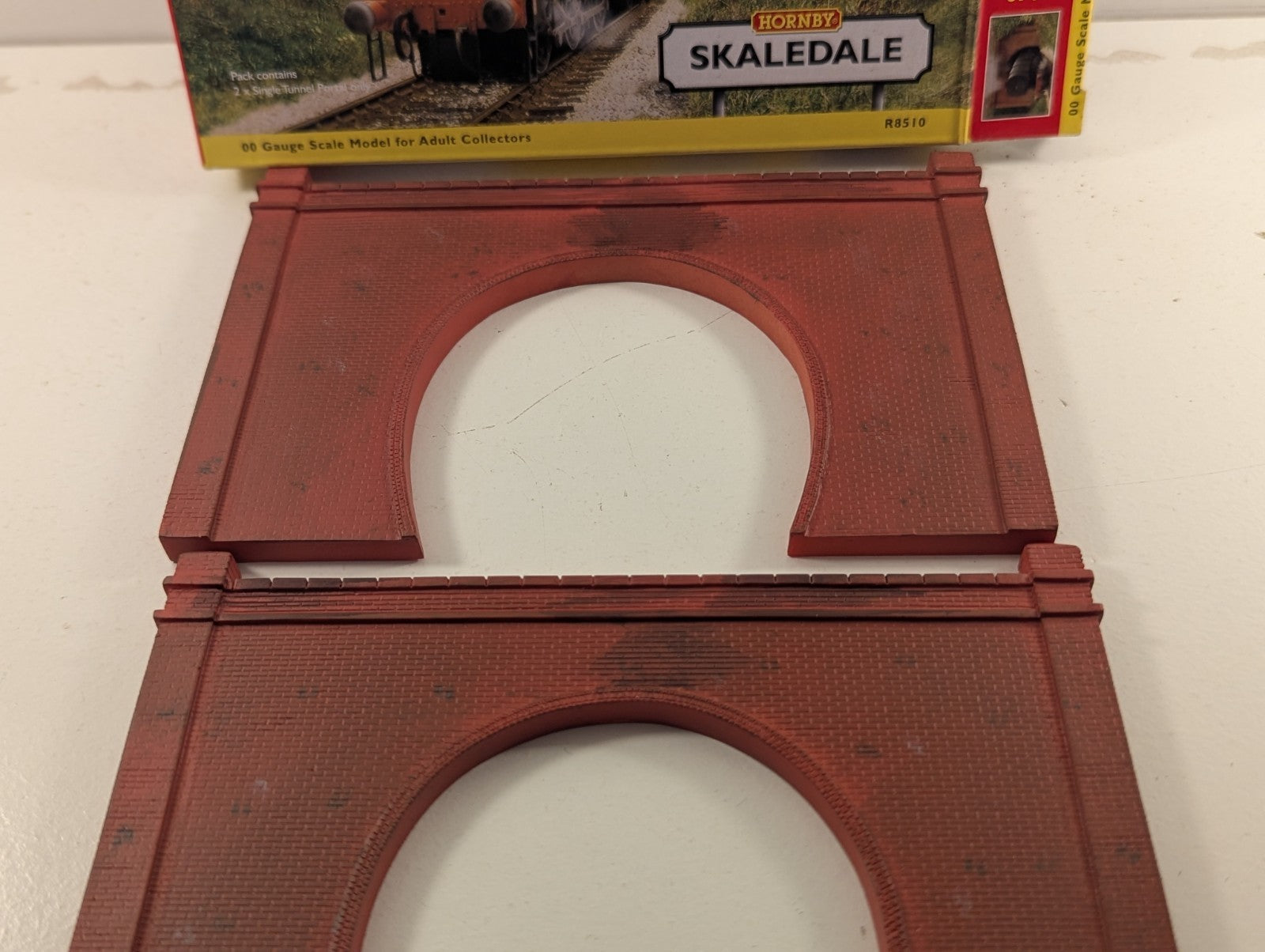 Hornby Skaledale R8510 OO Gauge Single Brick Tunnel Portals Pair