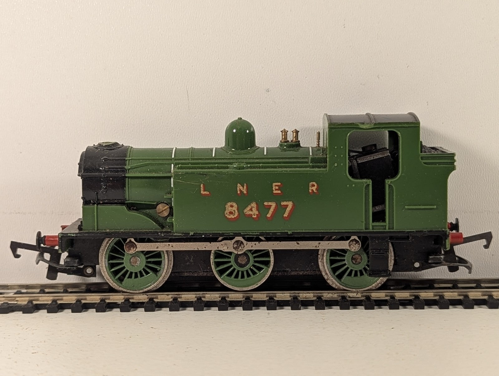 Hornby OO Gauge Class J83 0-6-0T Steam Locomotive 8477 LNER Green R316