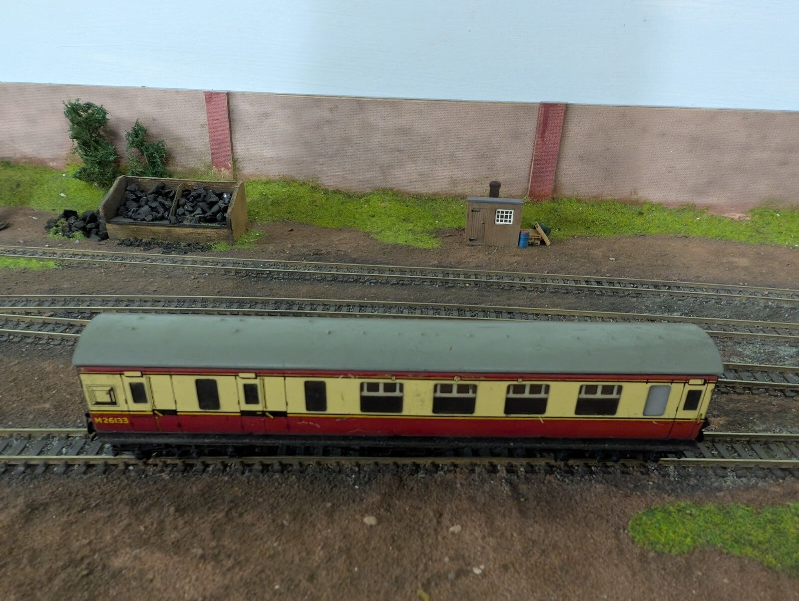 Hornby Dublo OO Gauge 32017 D12 Corridor Coach First/Third L.M.R M26133