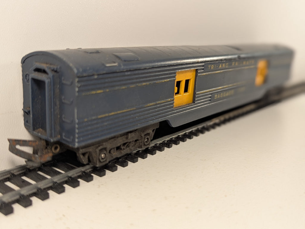 Tri-ang R134 OO Gauge Transcontinental Baggage Coach