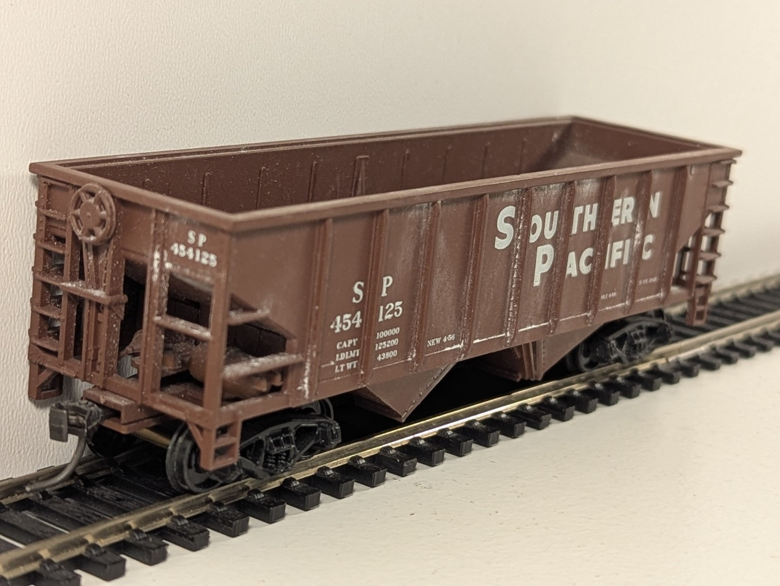 Walthers Trainline HO Gauge Southern Pacific 2-Bay Hopper Wagon