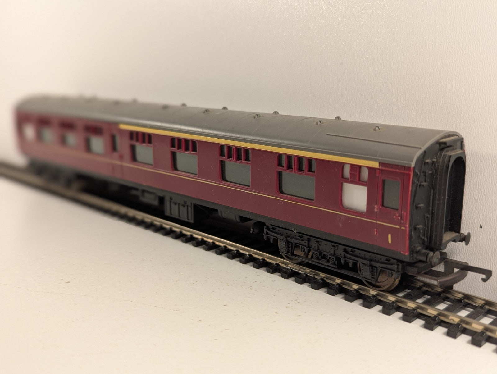 Tri-ang OO Gauge BR Maroon Mk1 Corridor Coach