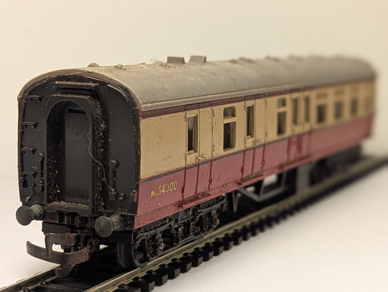 Tri-ang OO Gauge BR Crimson and Cream composite passenger coach model on track