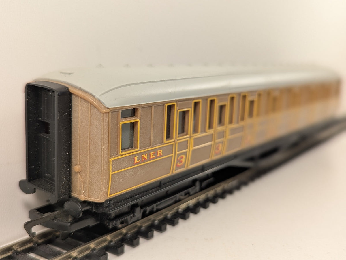 Hornby OO Gauge LNER Composite Coach Passenger Coach 22357 LNER Teak R435