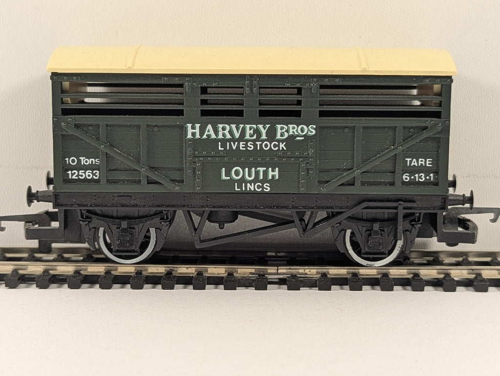 Hornby OO Gauge Harvey Bros Livestock Wagon Cattle Wagon 12563 Harvey Bros Green
