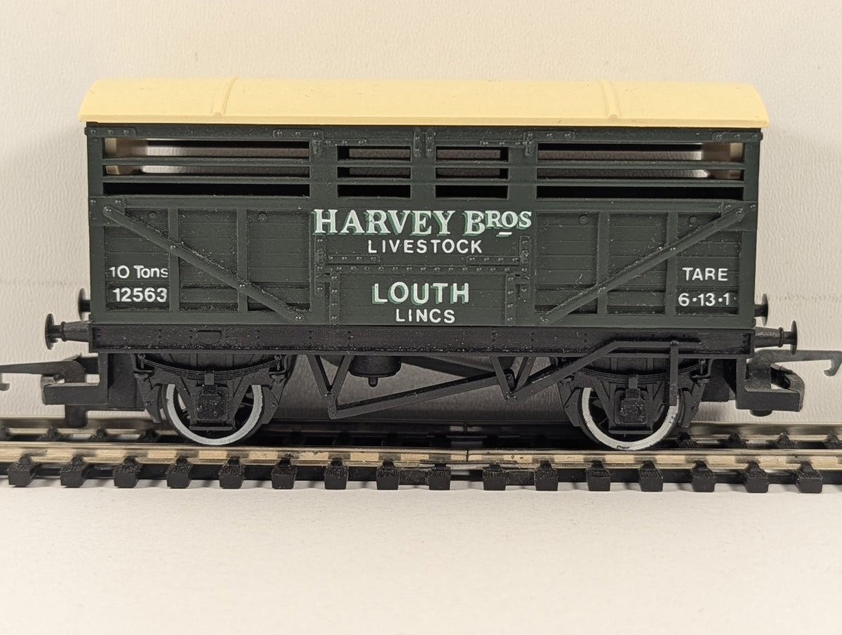 Hornby OO Gauge Harvey Bros Livestock Wagon Cattle Wagon 12563 Harvey Bros Green