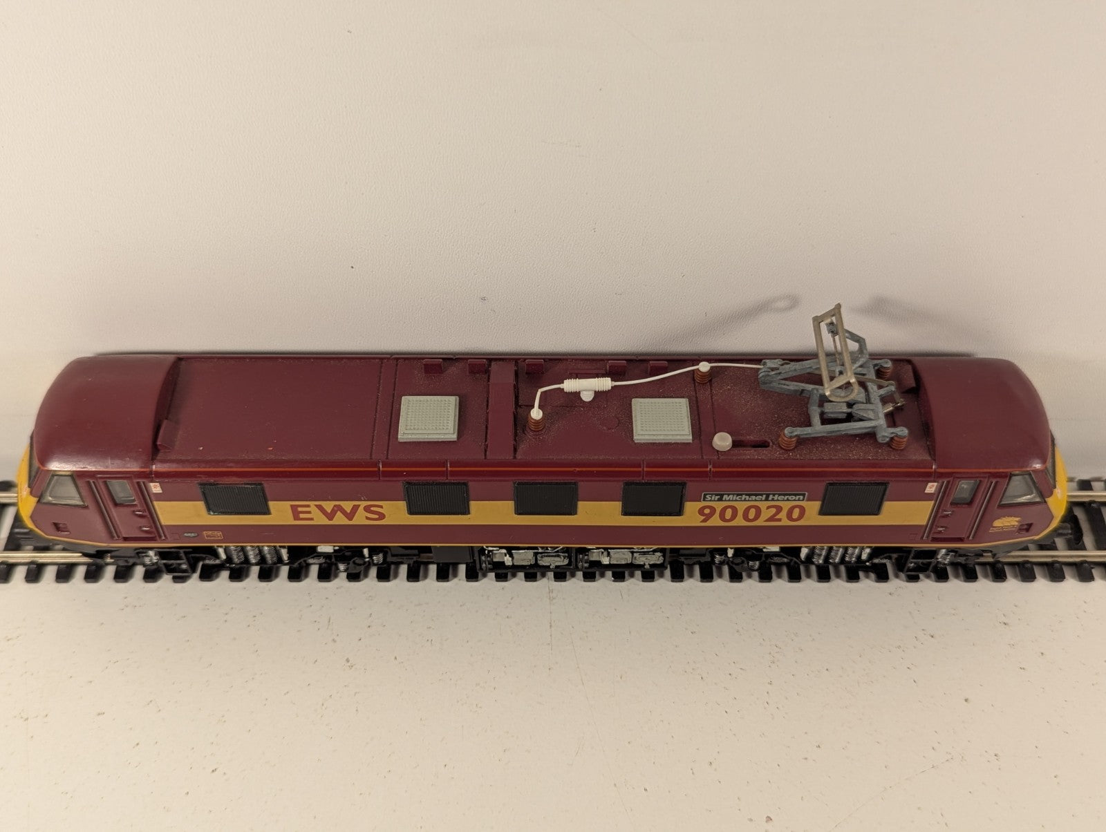 Hornby BR Class 90 EWS Electric Locomotive OO Gauge - Missing Coupling