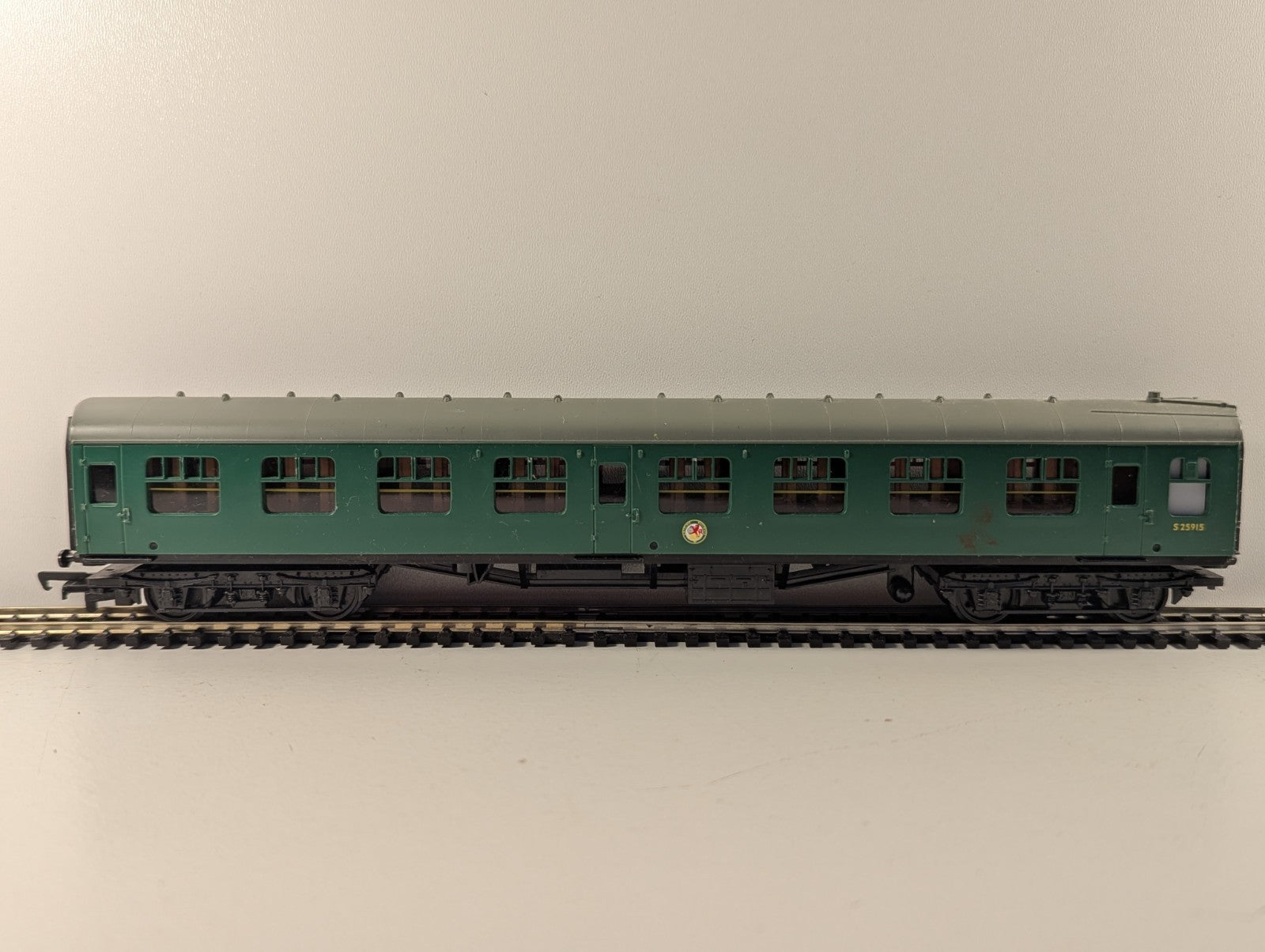 Mainline 37121 OO Gauge BR Mk1 Corridor 3rd class S25915 SK Green – Faults