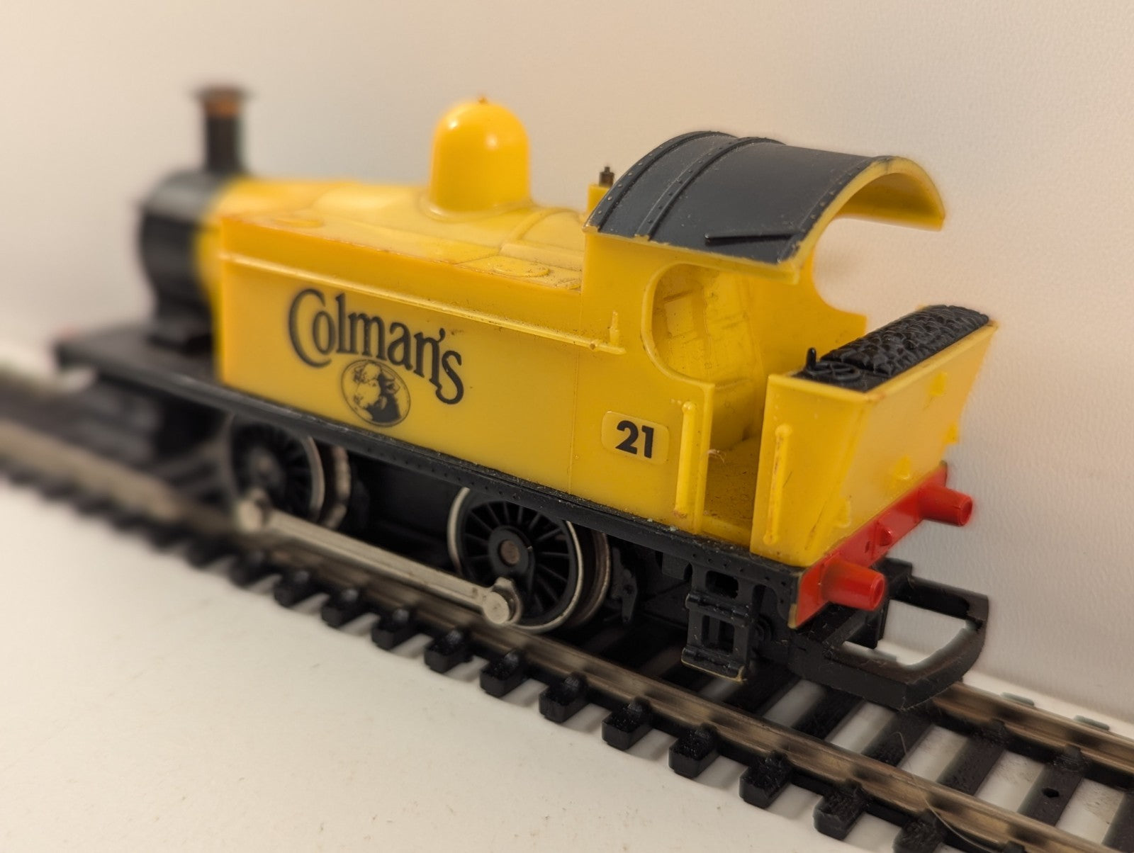 Hornby OO Gauge R155 Holden 0-4-0T “Colman’s Mustard” Yellow Tank Locomotive