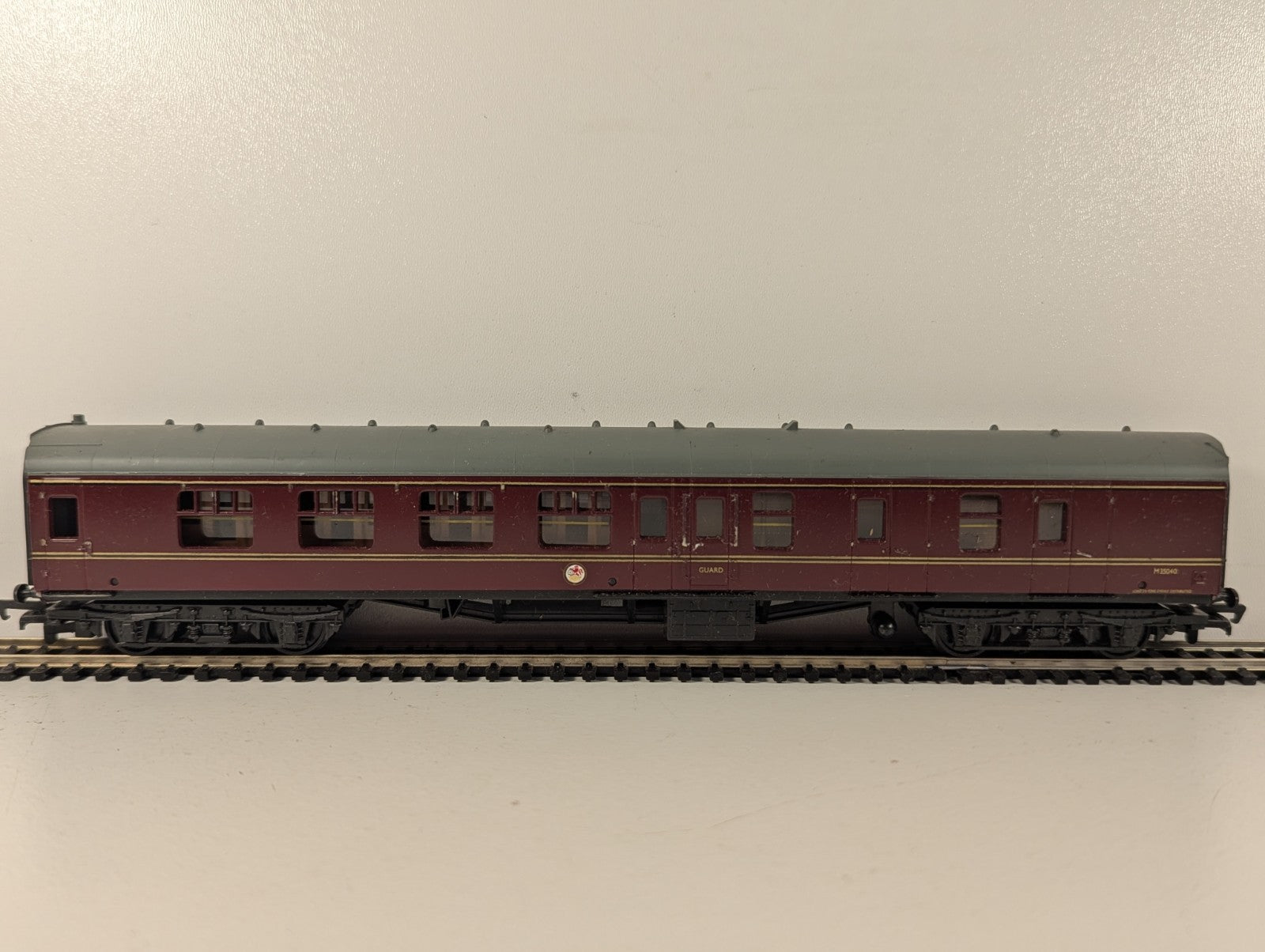 Mainline BR Mk1 Brake Second Corridor Coach Maroon OO Gauge