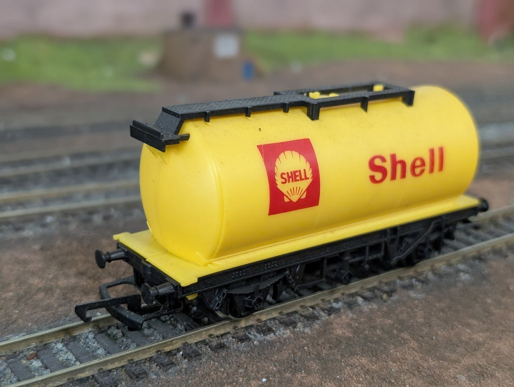 Hornby R227 OO Gauge Shell Tank Wagon