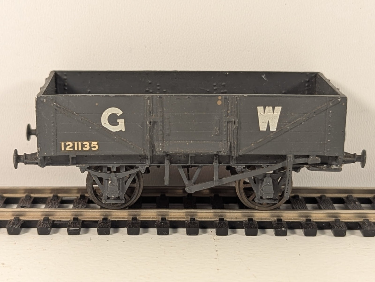 Peco OO gauge GWR 5-plank open goods wagon kit - body comes of wheels