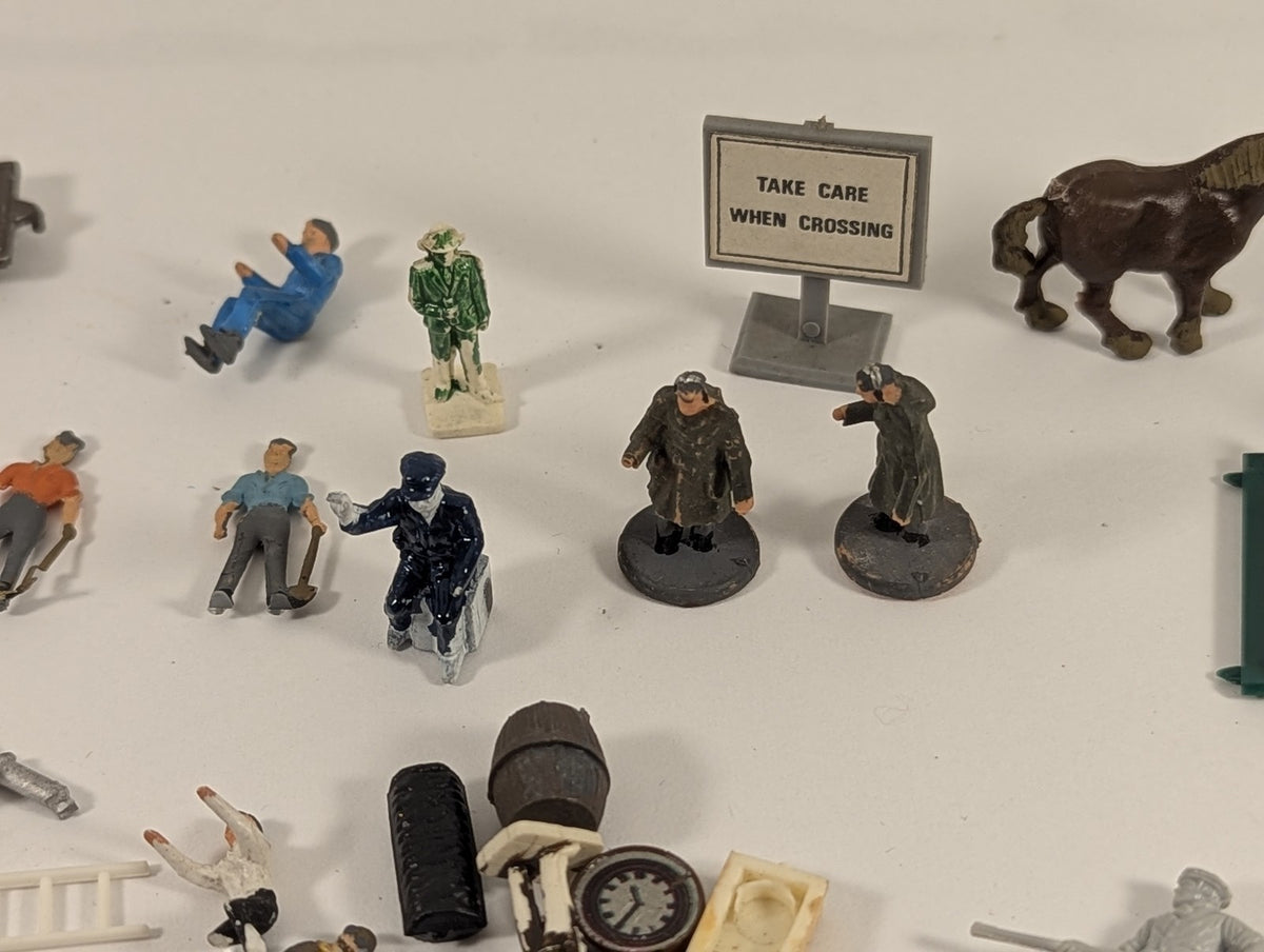 Various OO Gauge Figures