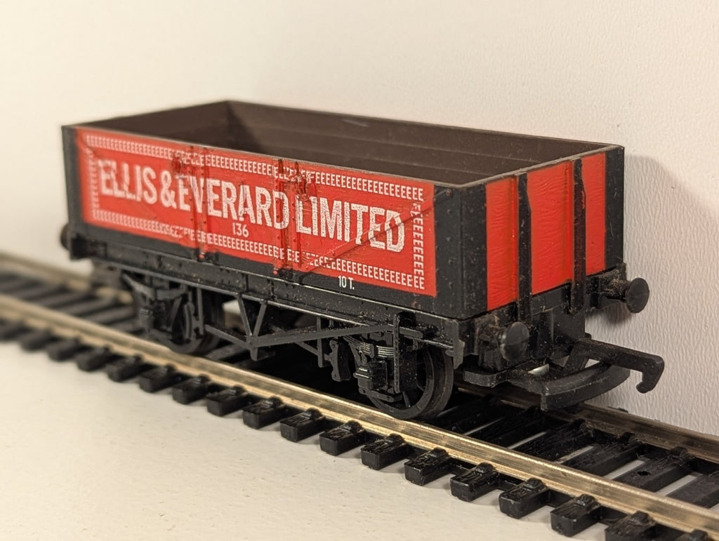 Mainline 37-131 OO Gauge 5-Plank Open Wagon – Ellis & Everard Ltd – No. 136