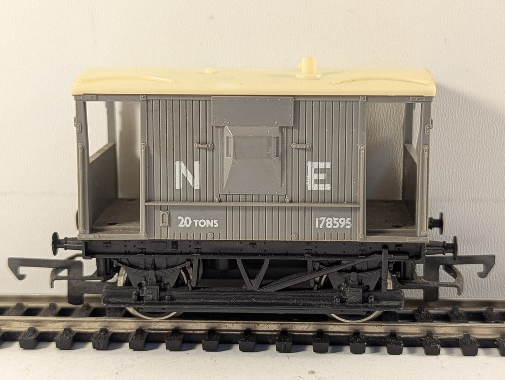 Hornby OO Gauge LNER 20 Ton Brake Van 178595 LNER Grey R124