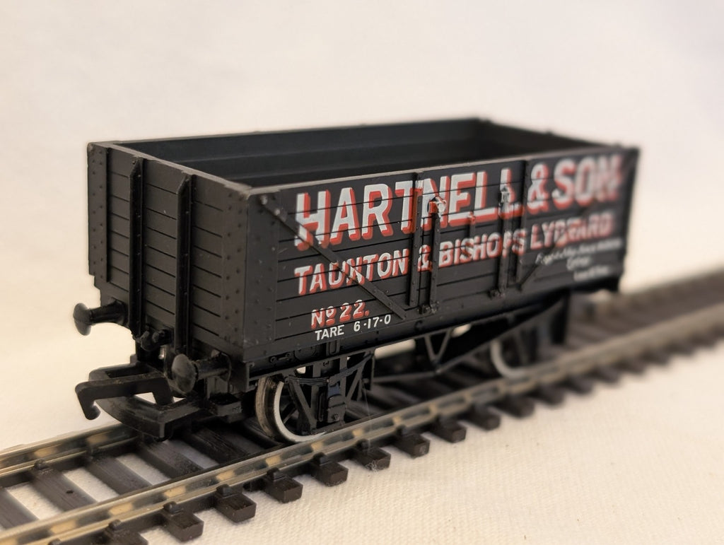 Bachmann OO Gauge 8 Plank Wagon Hartnell & Son Goods Wagon 22 37-11