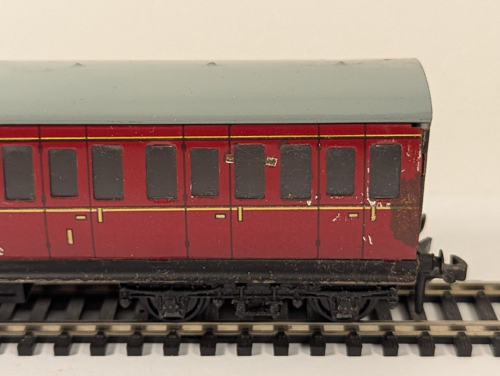Hornby Dublo OO Gauge 32092 Maroon Suburban Coach