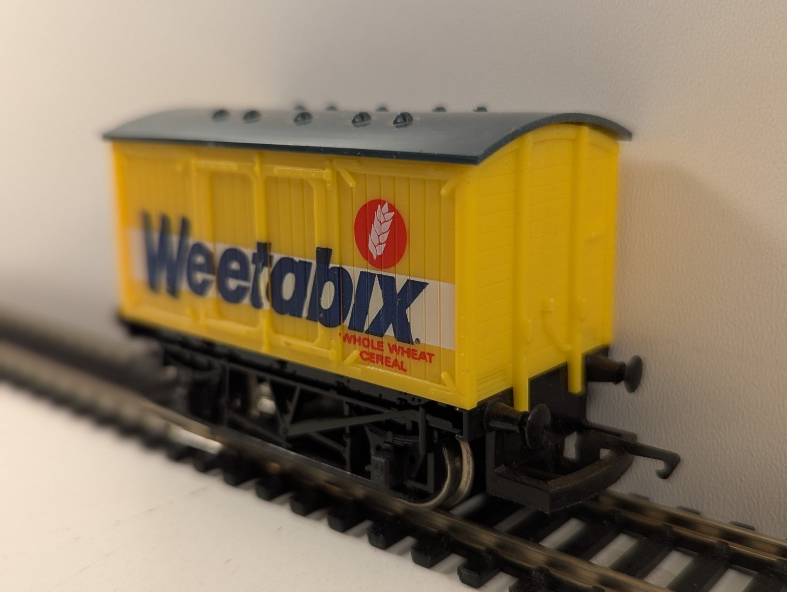 Hornby OO Gauge R728 “Weetabix” Closed Van