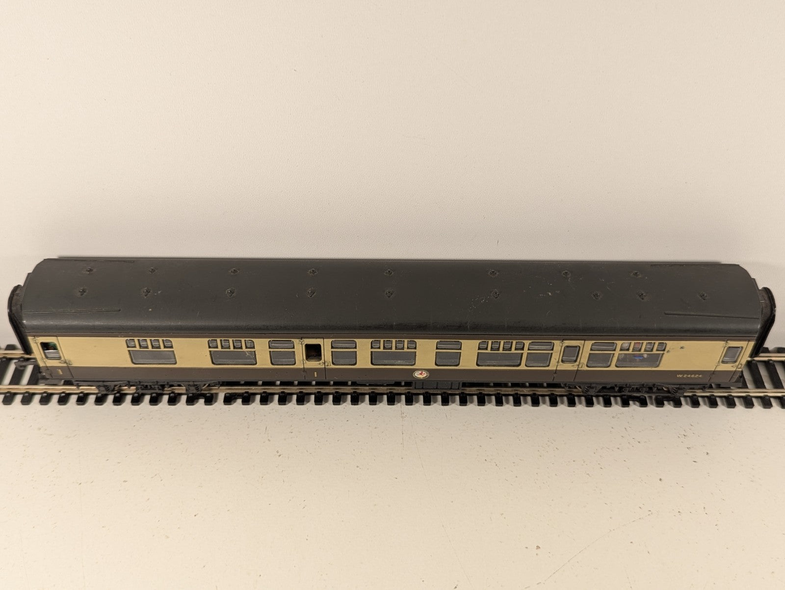 Lima 305313 OO Gauge BR Mk1 Composite Corridor Coach Chocolate & Cream