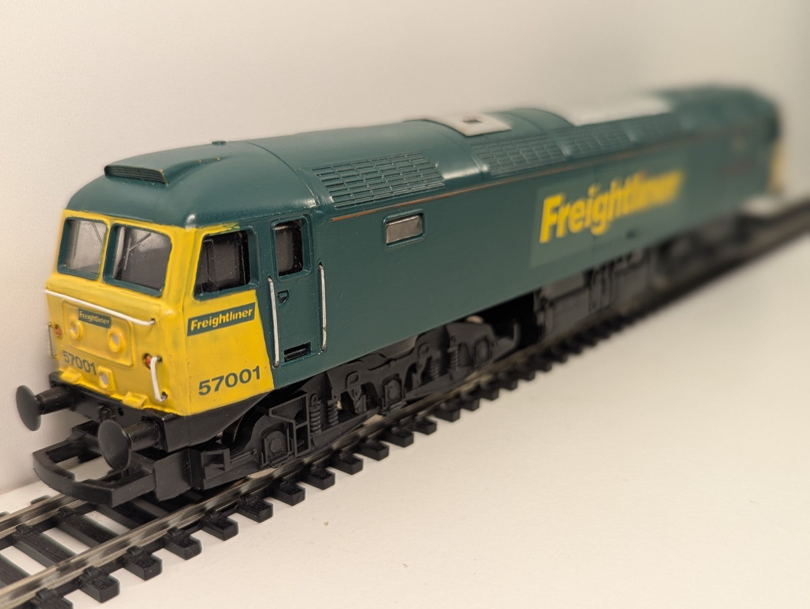 Hornby Class 57 57001 “Freightliner Pioneer” – Repainted – Poor Runner