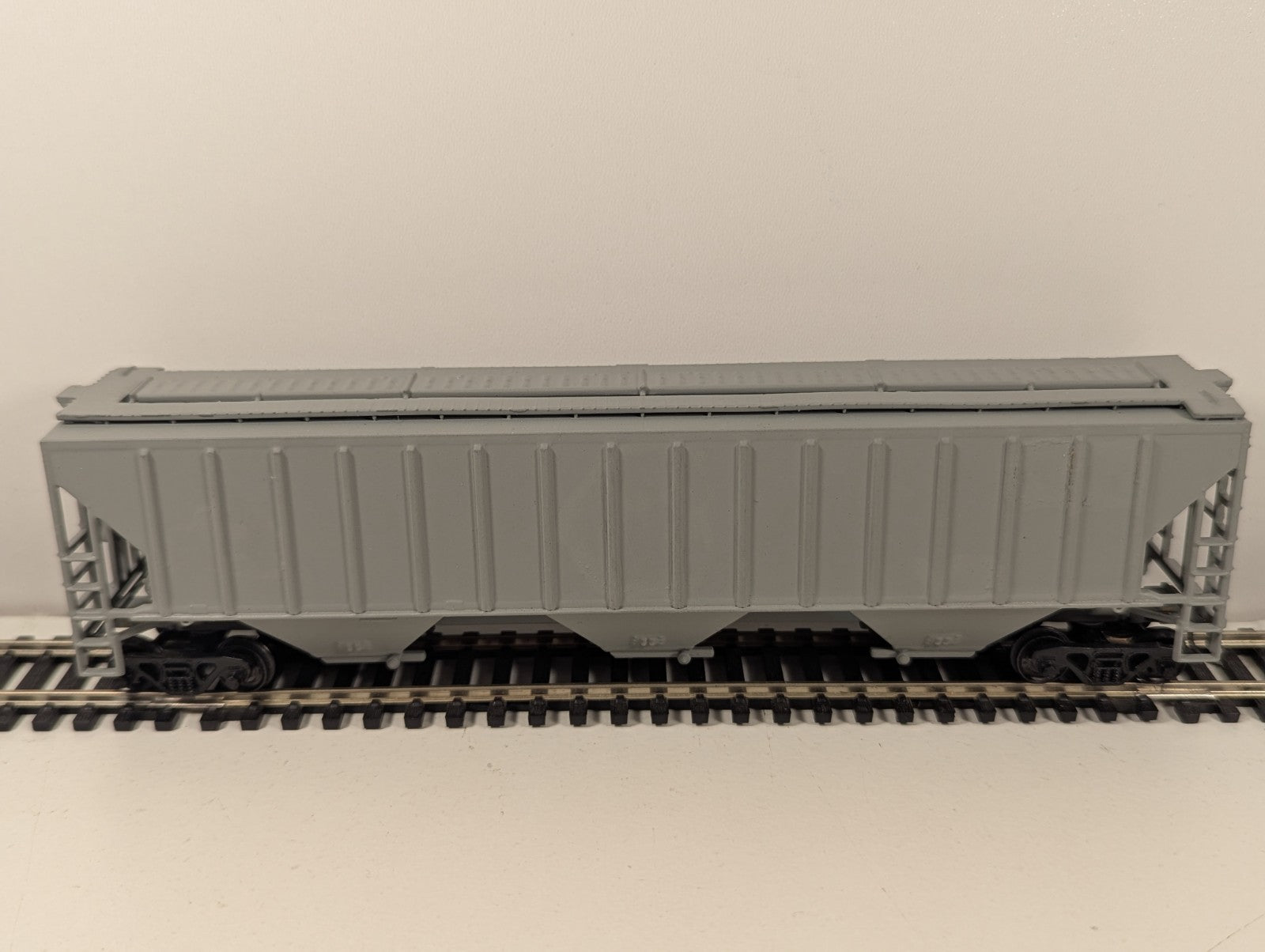Athearn HO Scale 54' Rib Side 3-Bay Covered Hopper – Painted Unlettered