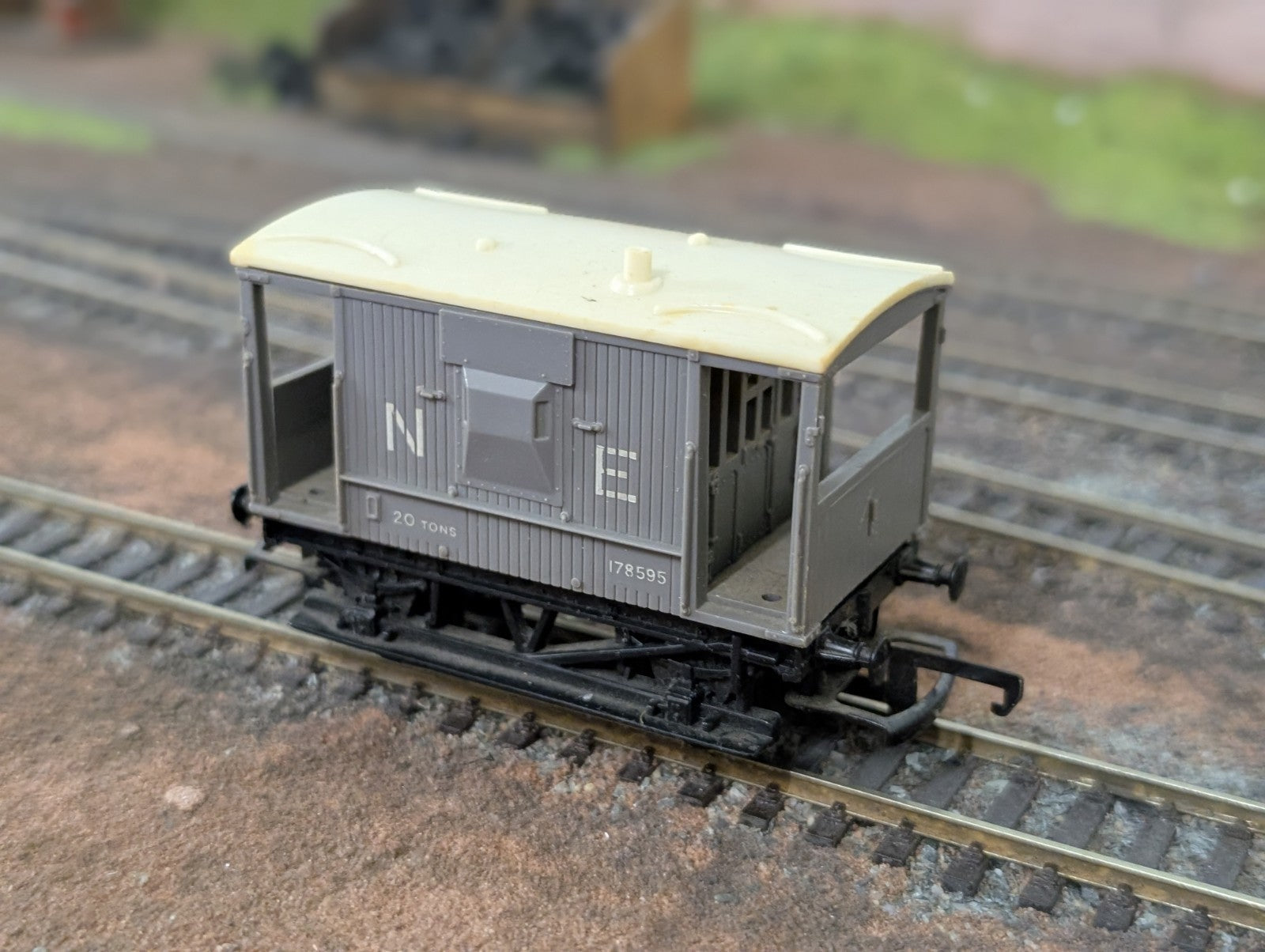 Hornby N.E. Brake Van 78595 R114 OO Gauge