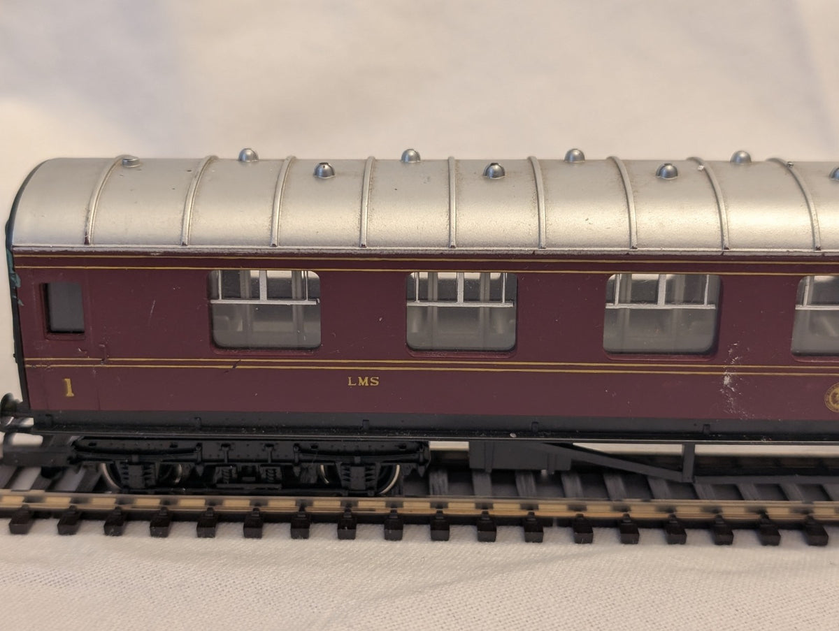 Hornby R433 OO Gauge LMS Stanier Composite Coach No.3934