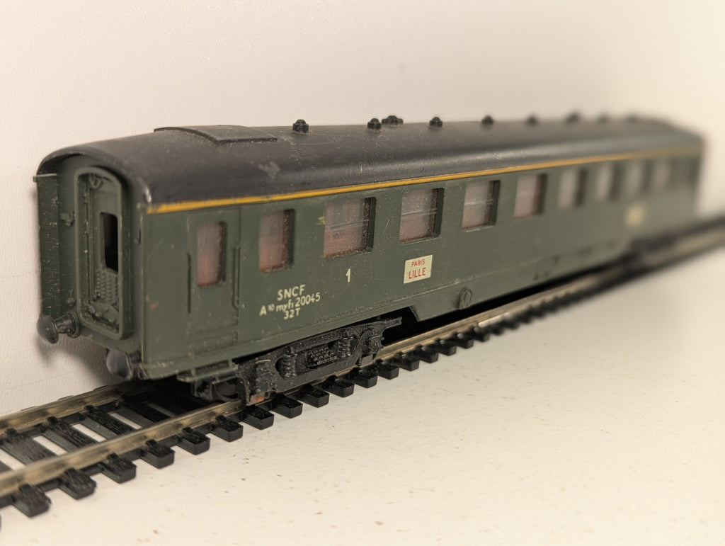 Hornby-Acho SNCF 1st Class Passenger Coach Green HO Gauge - Missing Coupler