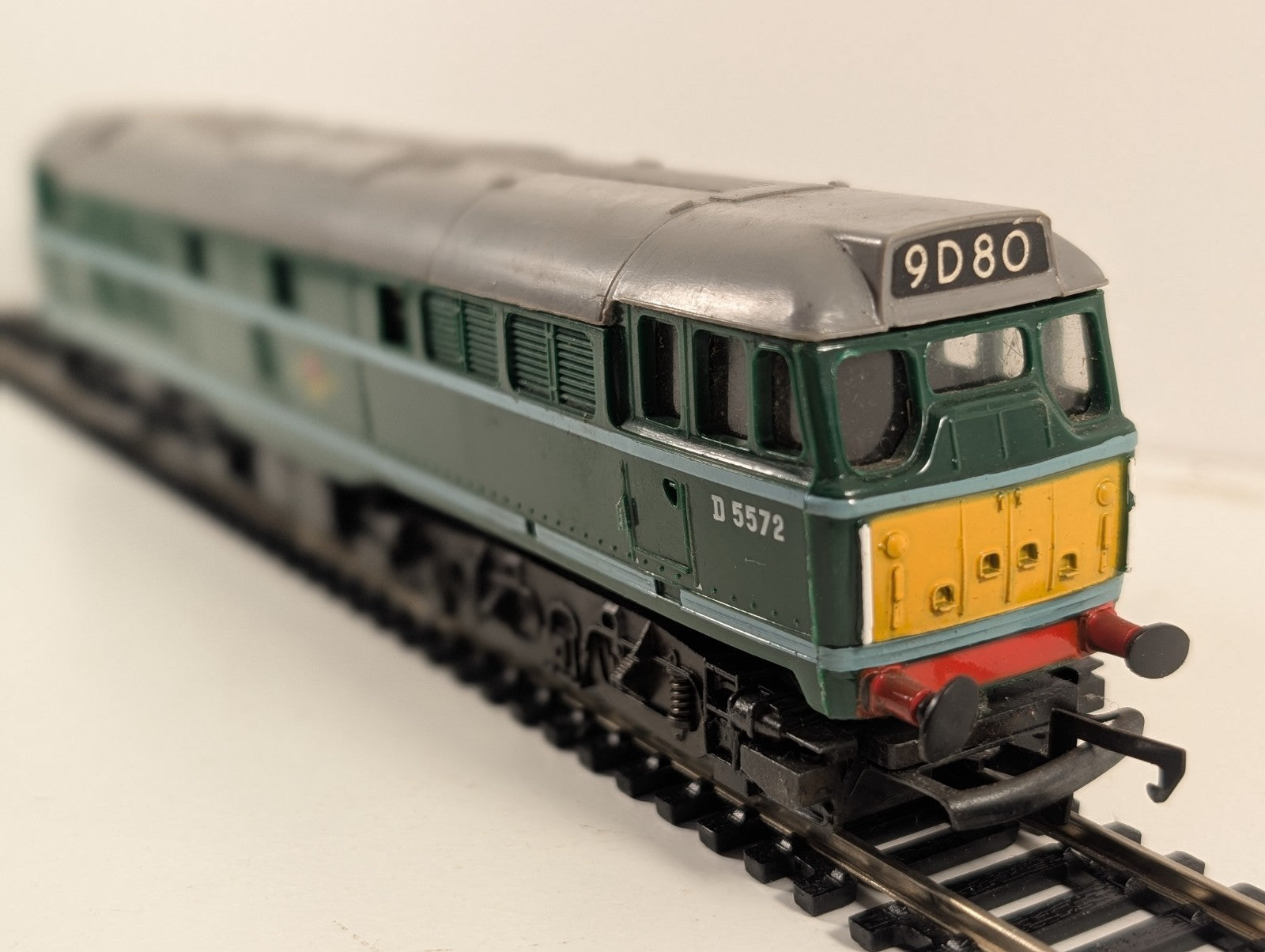 Tri-ang Hornby OO Gauge Class 31 Diesel Locomotive D5572 BR Green