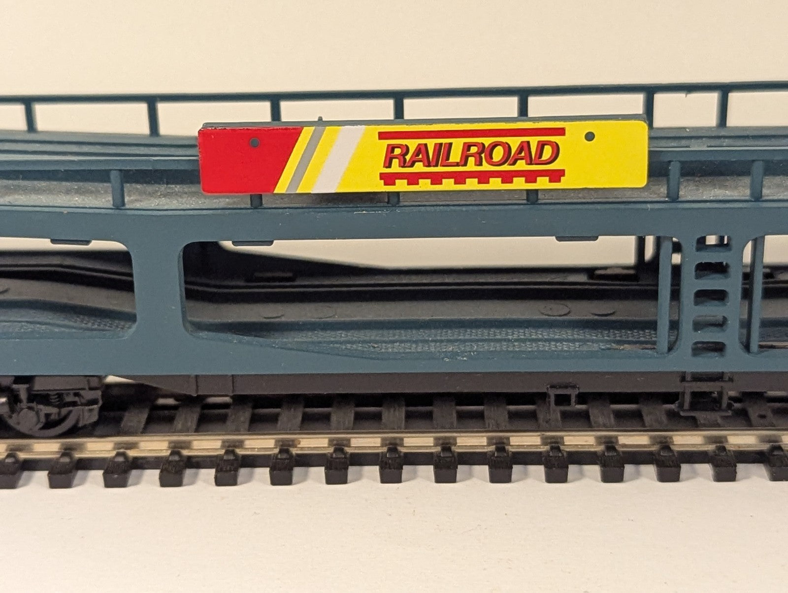 Hornby RailRoad OO Gauge R6423 Double Deck Car Transporter Wagon