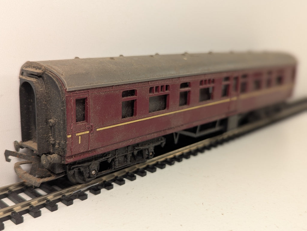 Tri-ang OO Gauge BR Mk1 1st class Corridor Composite Coach Maroon