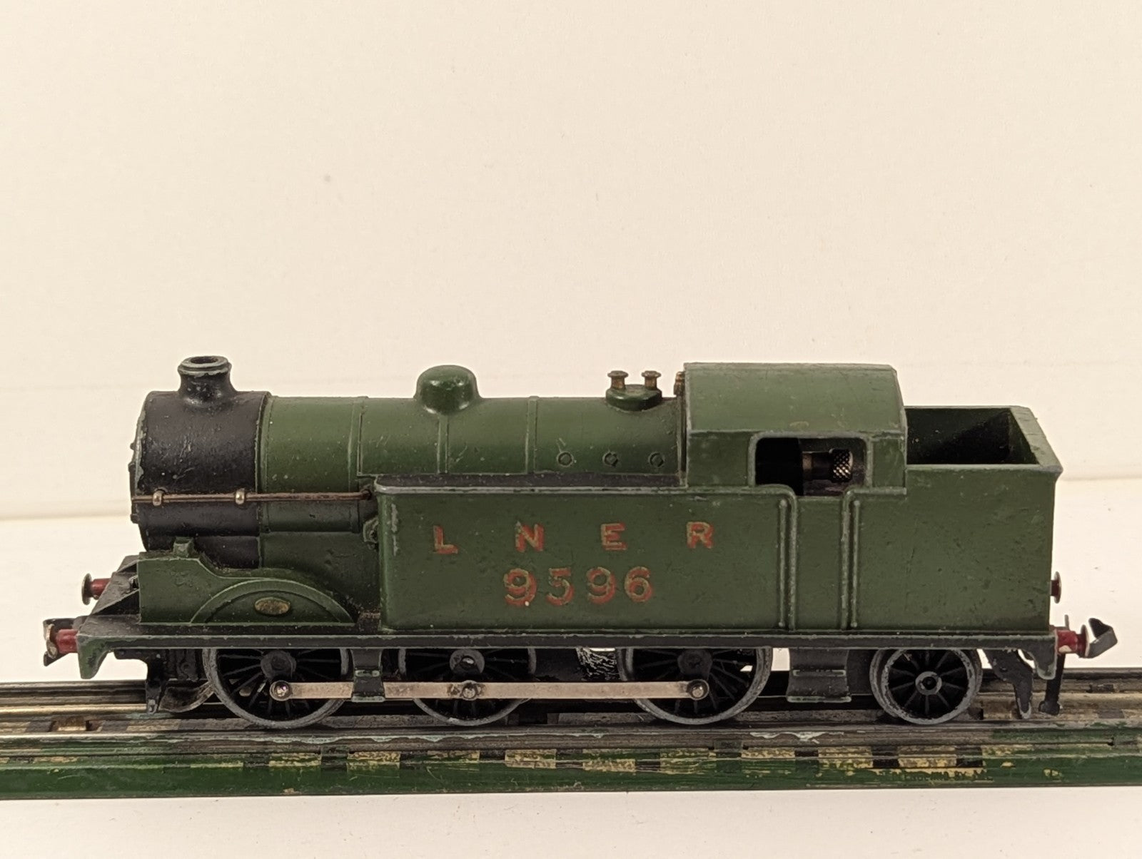 Hornby Dublo EDL7 OO Gauge 3-Rail LNER 0-6-2T Locomotive 9596