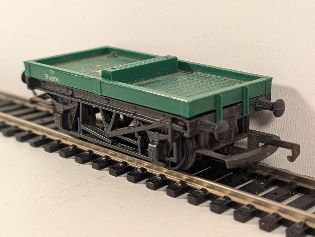 Hornby R17 OO Gauge BR Bolster Wagon B913011 – Missing Poles
