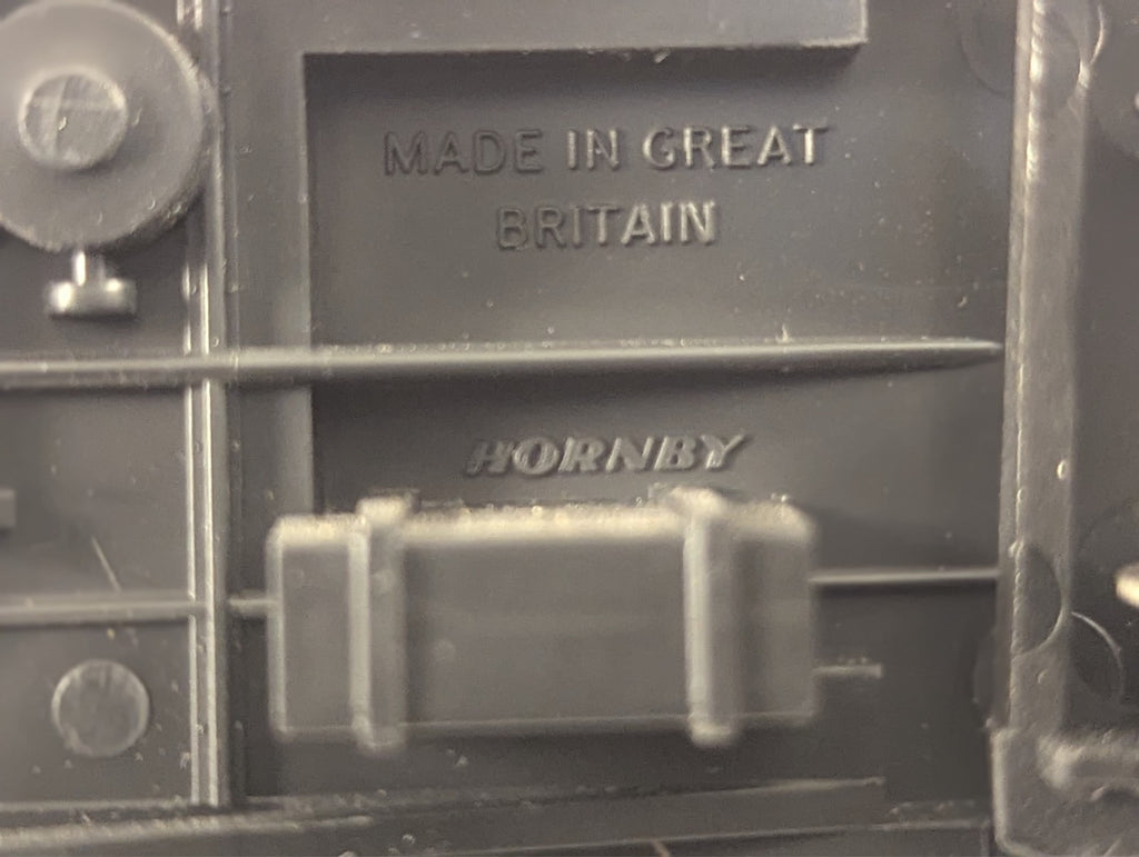 Hornby R477 LNER Gresley Composite Coach OO Gauge