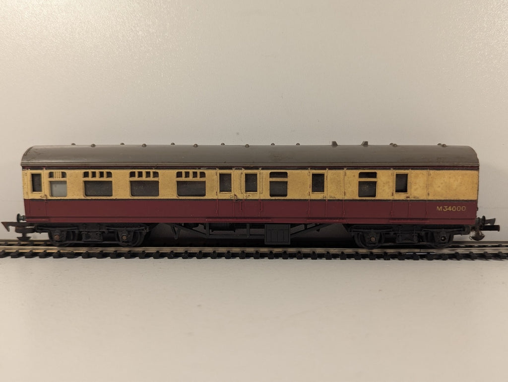 Tri-ang R28 OO Gauge BR Blood & Custard Brake Third Coach