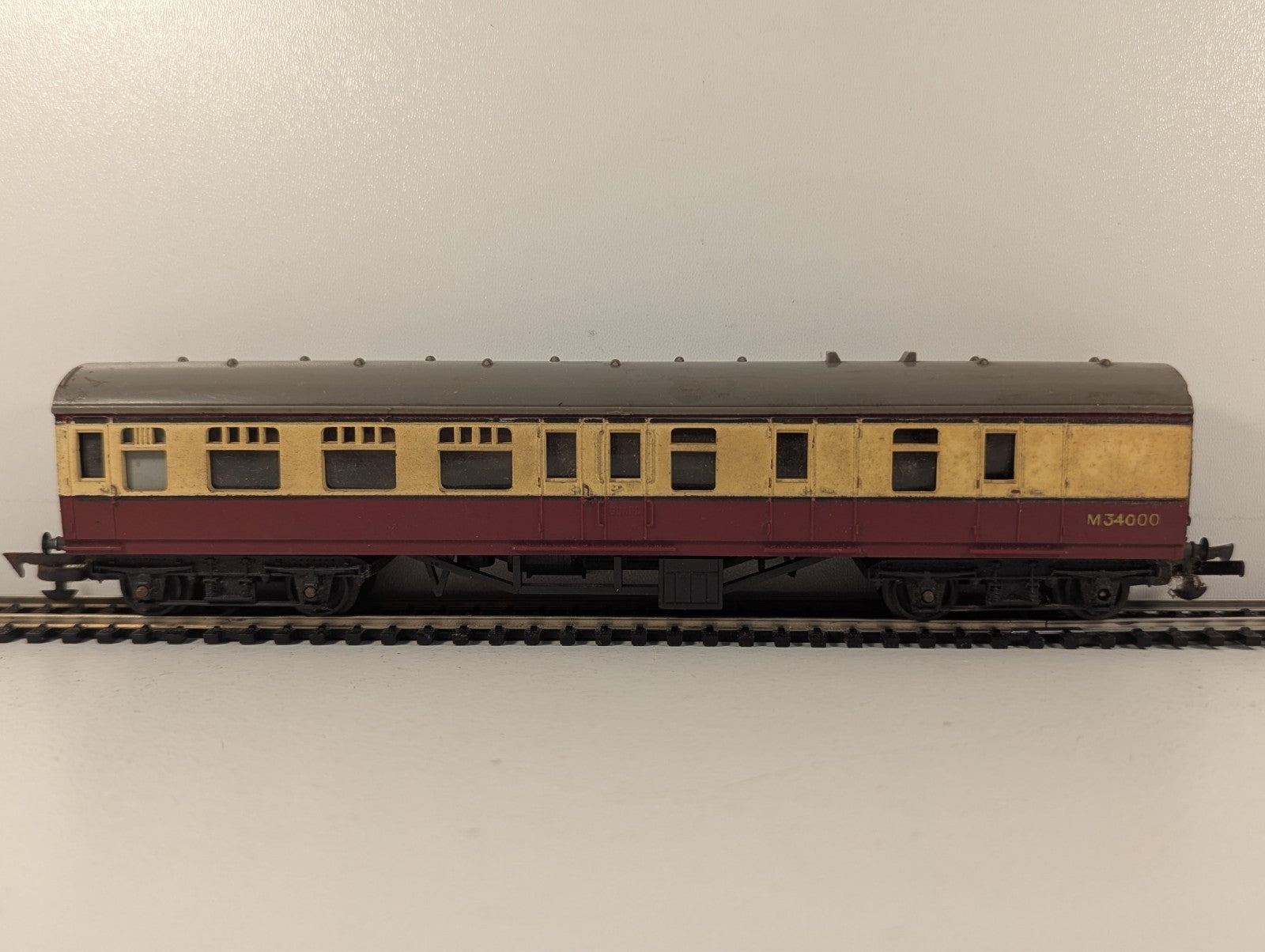 Tri-ang R28 OO Gauge BR Blood & Custard Brake Third Coach