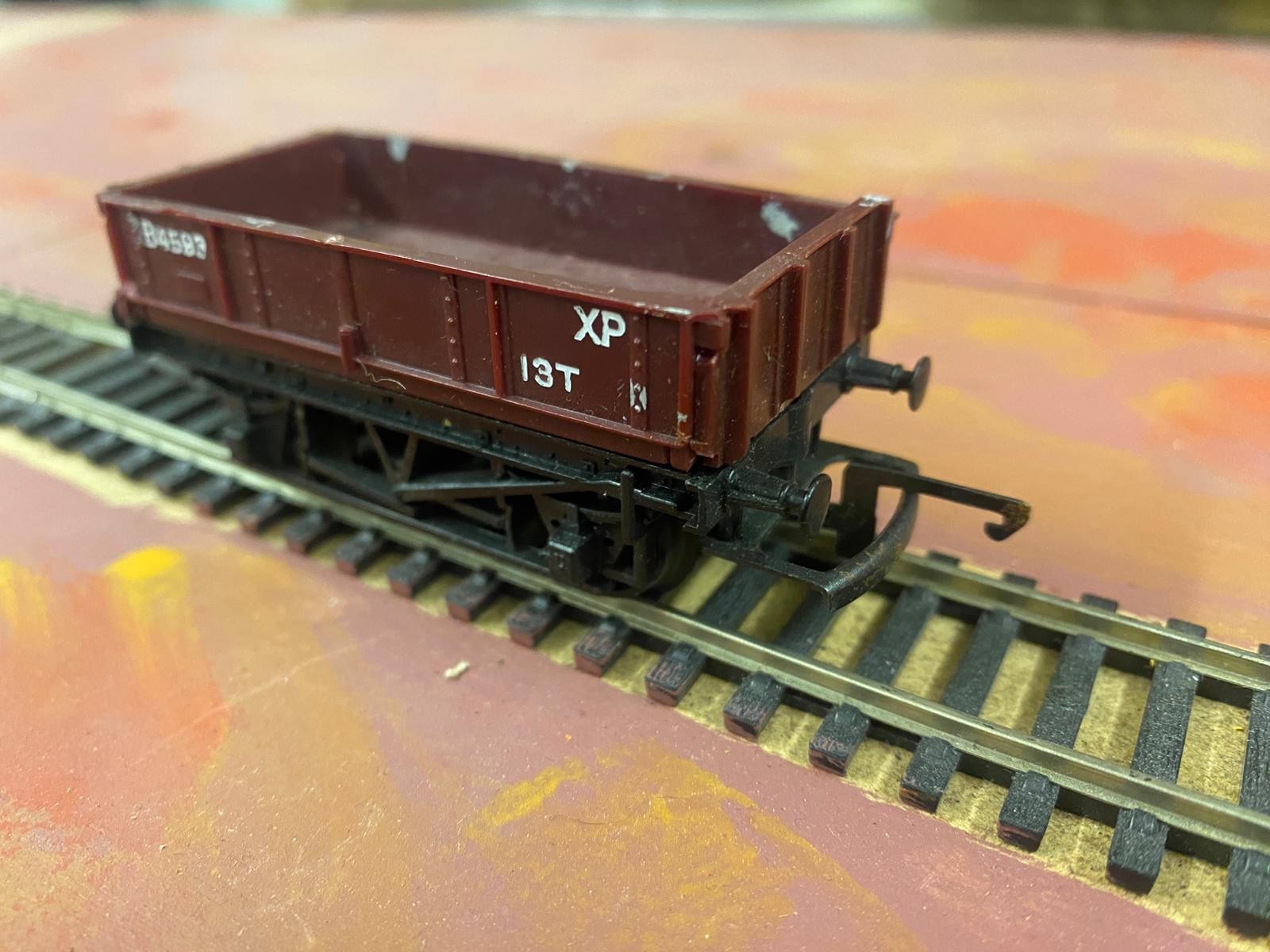 TRIANG R113 BR MAROON GOODS WAGON B4593 with DROP SIDE