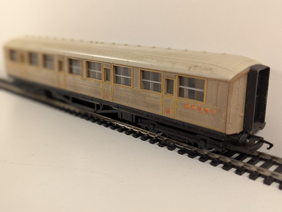 Hornby R435 LNER Gresley Composite Coach 22357 – OO Gauge