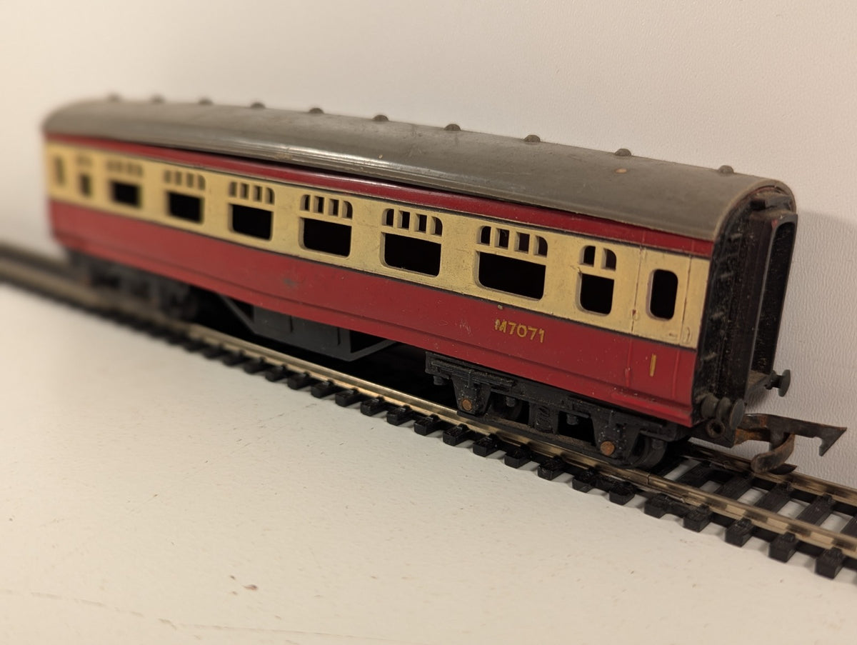 Tri-ang OO Gauge Crimson & Cream Corridor Coach (Bent Roof)