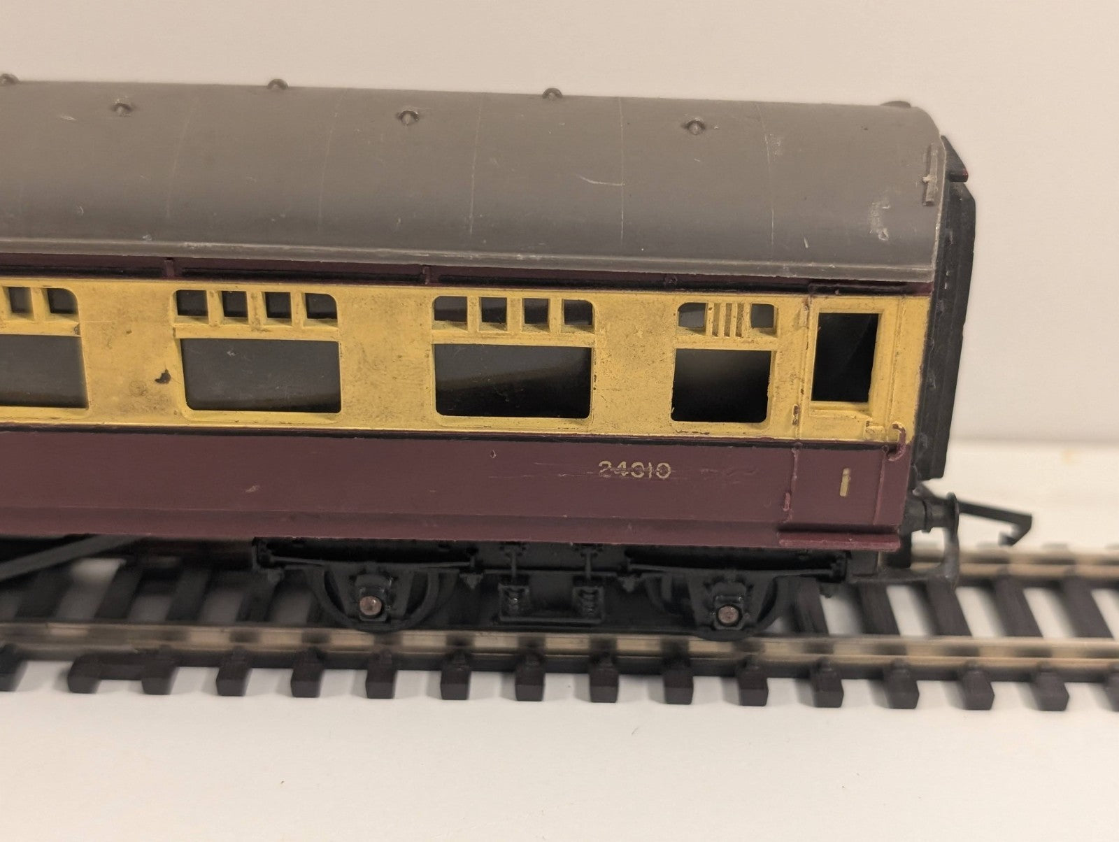 Tri-ang OO Gauge R26/220 BR 9" Composite Coach 24010