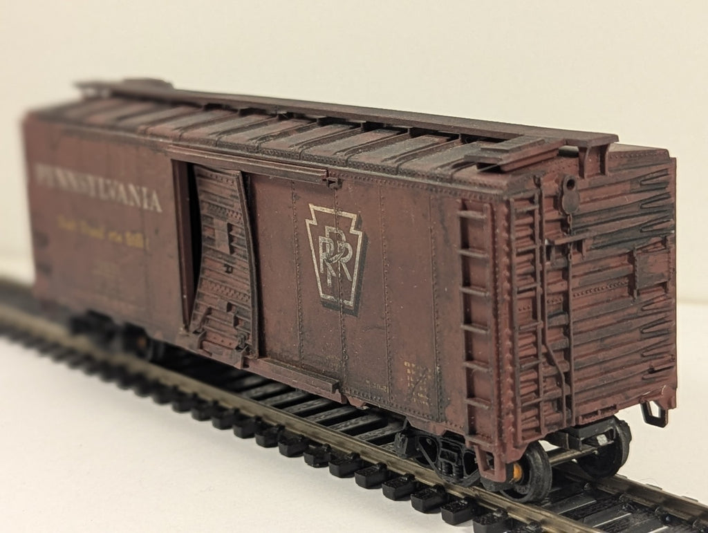 Walthers Mainline 2261 HO Gauge PRR 40ft AAR Boxcar – Weathered Faults