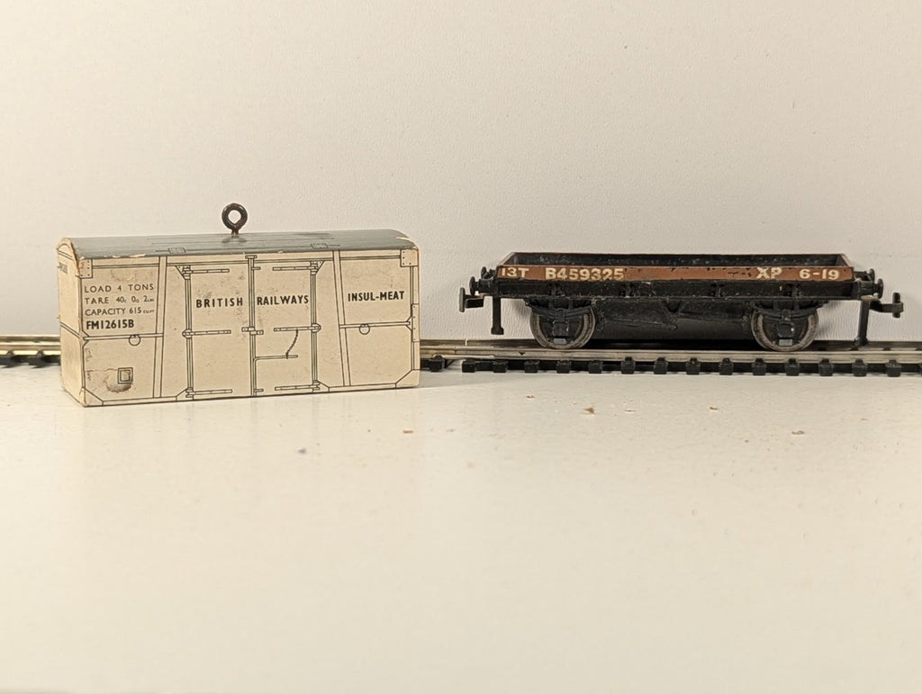 HornbyDublo 32088 OO Gauge Low-Sided Wagon with Insulated Meat Container - Boxed