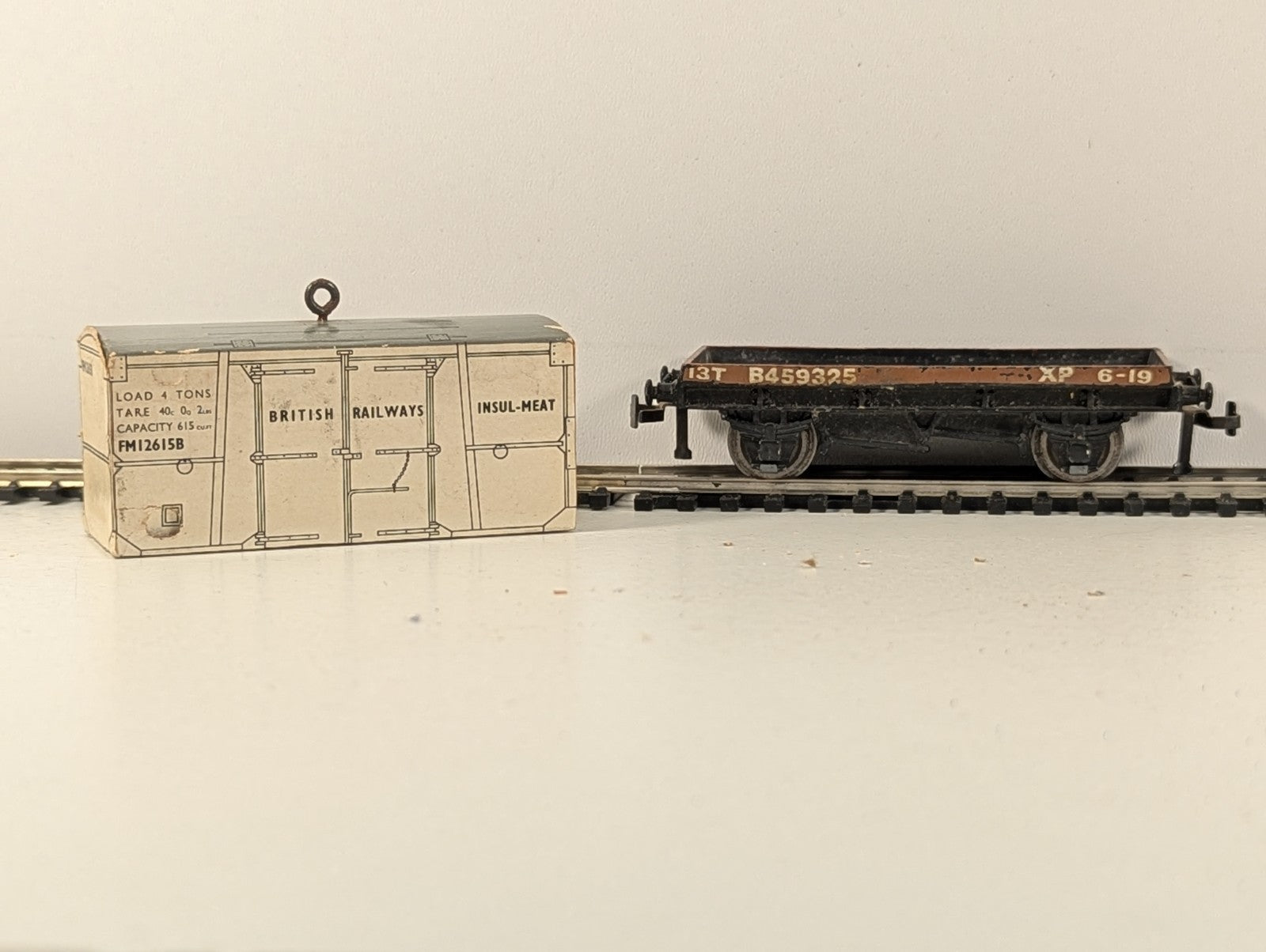 HornbyDublo 32088 OO Gauge Low-Sided Wagon with Insulated Meat Container - Boxed