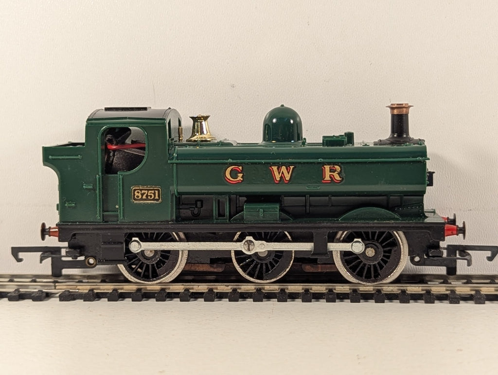 Hornby OO Gauge GWR Pannier Tank 8751 Steam Locomotive - GWR Green