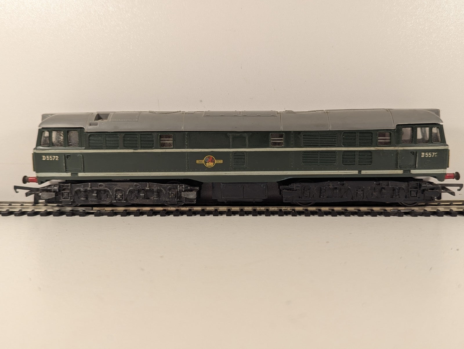 Tri-ang OO Gauge Class 31 Brush Type 2 Diesel Locomotive D5572